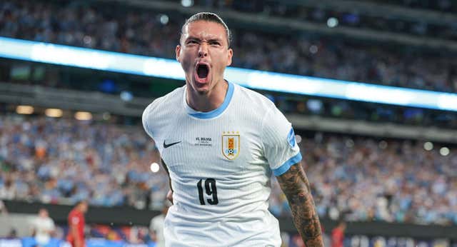A Uruguay le sale todo: Bielsa acierta, Valverde marca y Luis Suárez vuelve