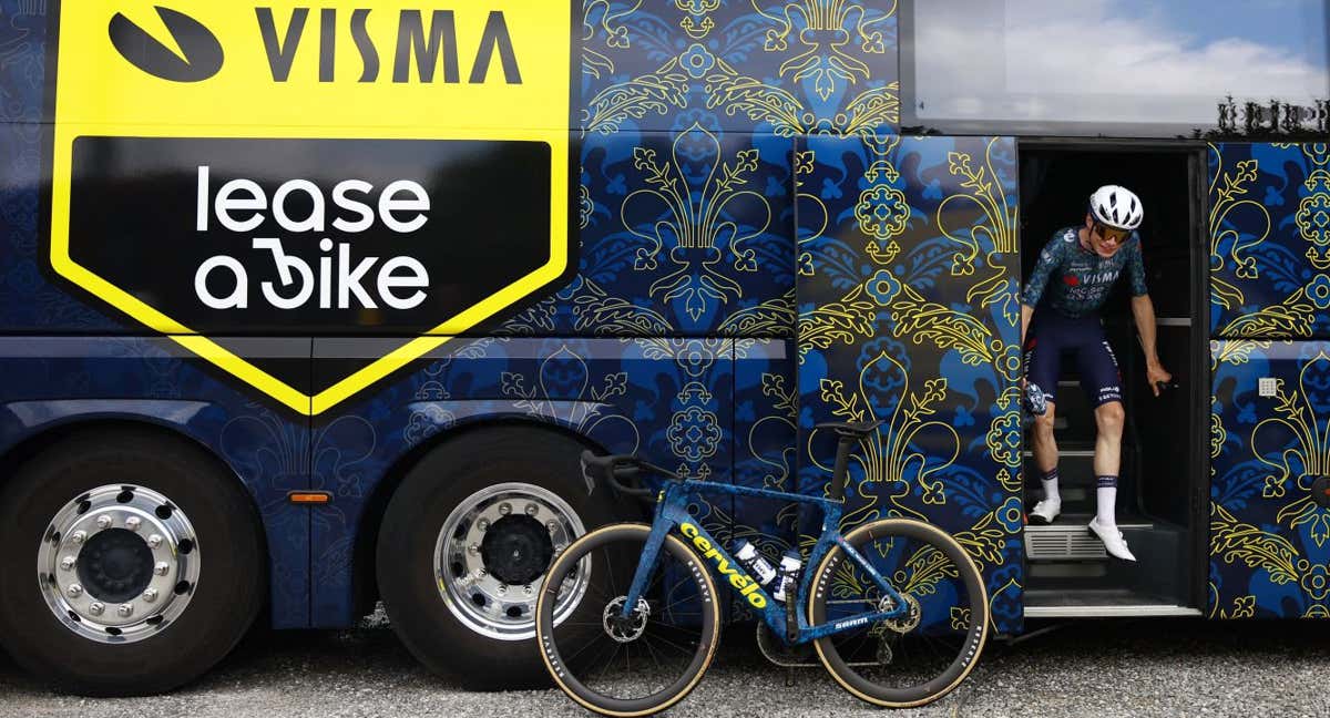 Jonas Vingegaard baja del autobús del Visma-Lease a Bike./REUTERS