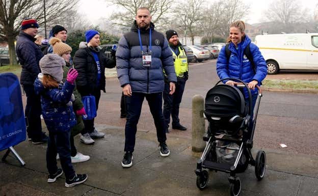 Melanie Leupolz en su vuelta al equipo con el bebé.  CHELSEA WOMEN