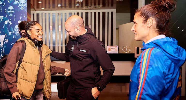 Markel Zubizarreta saluda a Salma Paralluelo ante la atenta mirada de Montse Tomé.