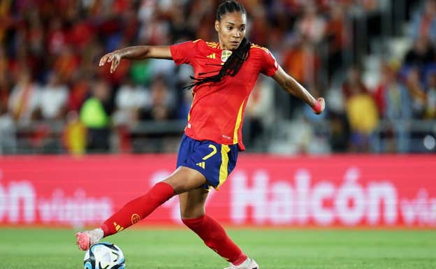 Salma Paralluelo durante un partido.  RFEF