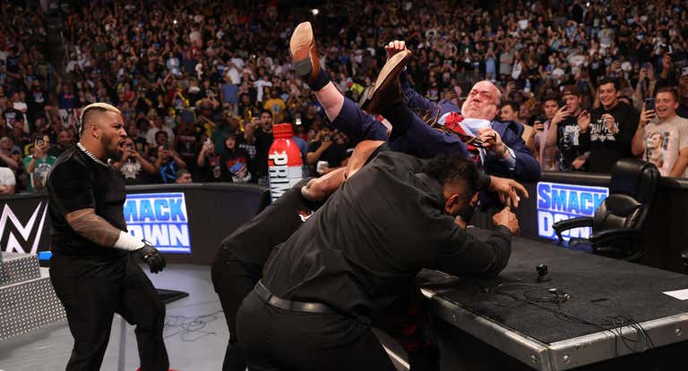 The Bloodline ataca a Paul Heyman.