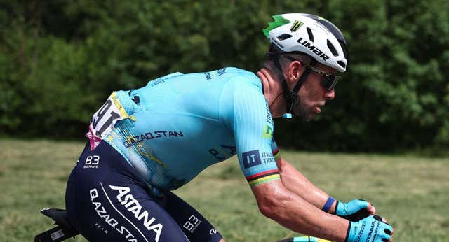 Cavendish sufre entre vómitos y agoniza bajo el calor de la primera etapa… pero no abandona