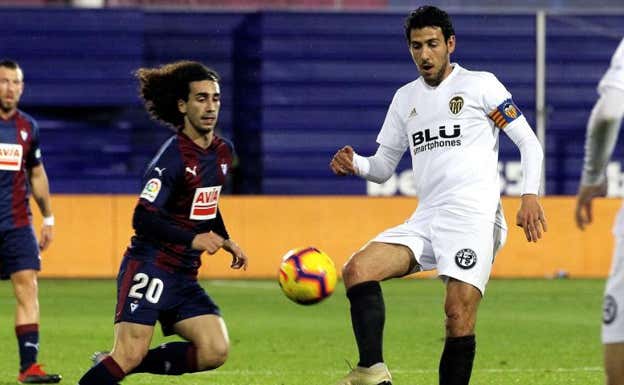 Cucurella, durante un partido entre el Eibar y el Valencia. EFE/Gorka Estrada