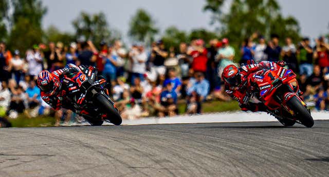 Pecco Bagnaia se convierte en el rey de Assen, con Jorge Martín minimizando daños