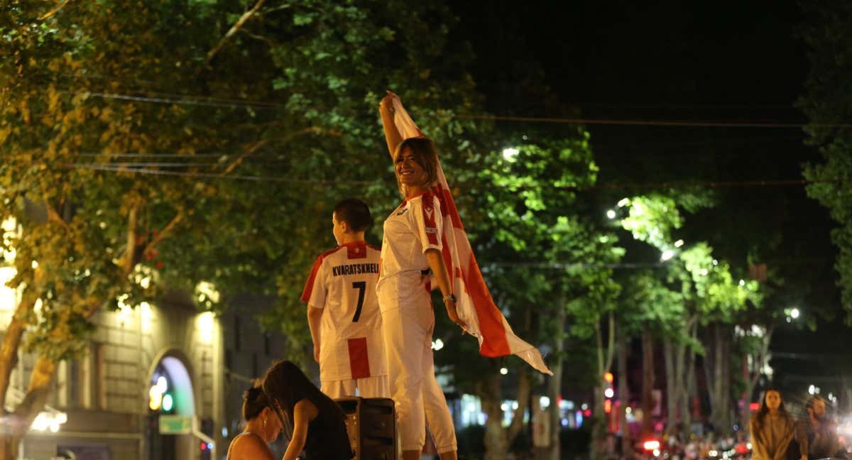 Aficionados georgianos salen a las calles para celebrar el pase de su selección a los cuartos de final de la Eurocopa. /GETTY