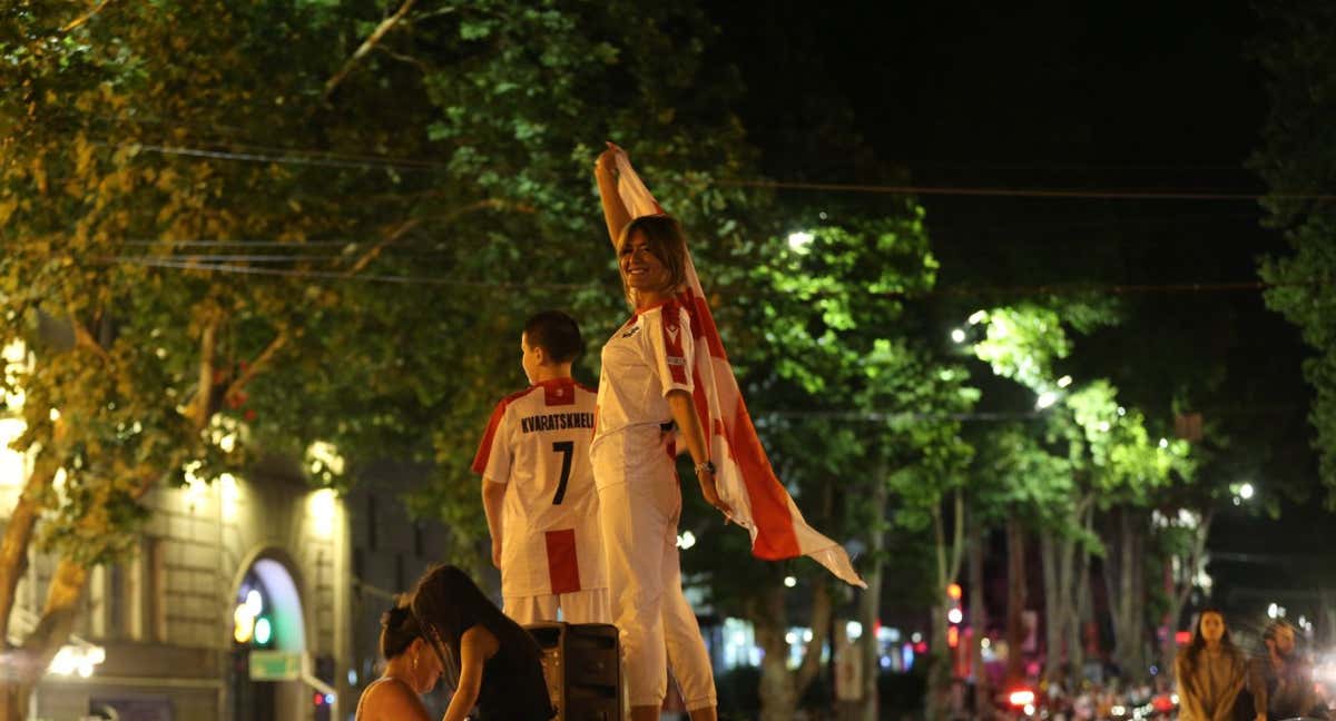 Aficionados georgianos salen a las calles para celebrar el pase de su selección a los cuartos de final de la Eurocopa.