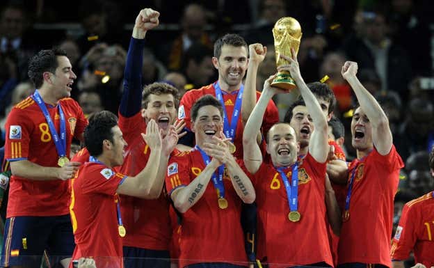 Andrés Iniesta, discípulo de Ginés Meléndez, levanta la copa del mundo en 2010.  GETTY