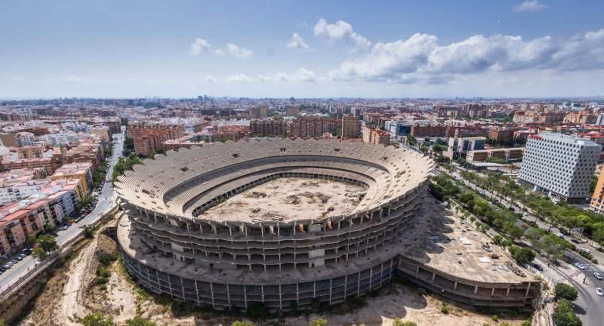 Estadio Nuevo Mestalla en construcción detenida.