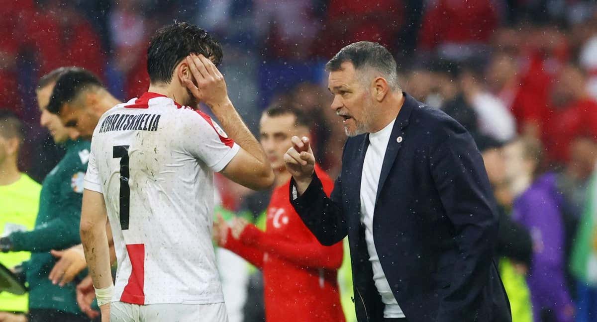 Willy Sagnol con la estrella de Georgia, Kvicha Kvaratskhelia. /Reuters.