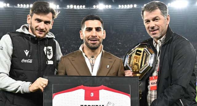 Ilia Topuria, entre Ferran Torres y Mamardashvili, duda para el España-Georgia por el inicio de su ‘training camp’