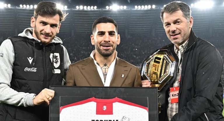 Ilia Topuria posa con Kvarastskhelia y Kobiashvili (presidente de la Federación de fútbol de Georgia) tras un homenaje previo al partido de repesca.