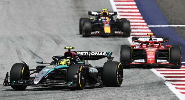 George Russell reina en el caos entre Max Verstappen y Lando Norris; Carlos Sainz pesca un podio y Fernando Alonso sufre