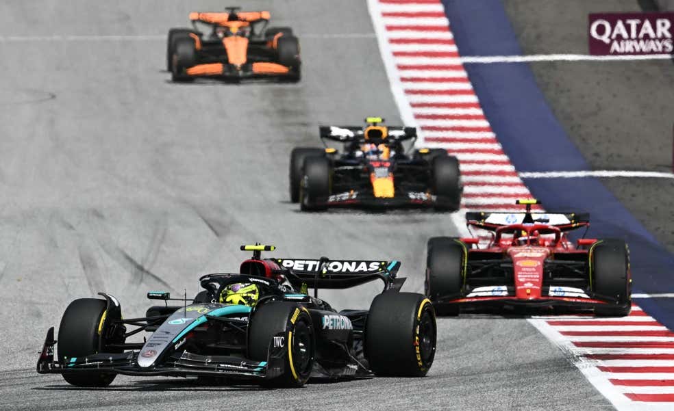 George Russell reina en el caos entre Max Verstappen y Lando Norris; Carlos Sainz pesca un podio y Fernando Alonso sufre