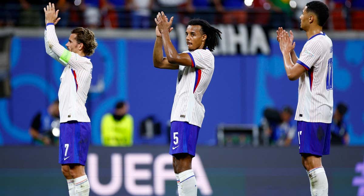 Jugadores franceses saludando a su afición después del partido contra Países Bajos