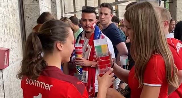 La ‘fiebre del vaso’ de plástico para reciclar a dos euros: «¡Me saco más de 50 por partido!»