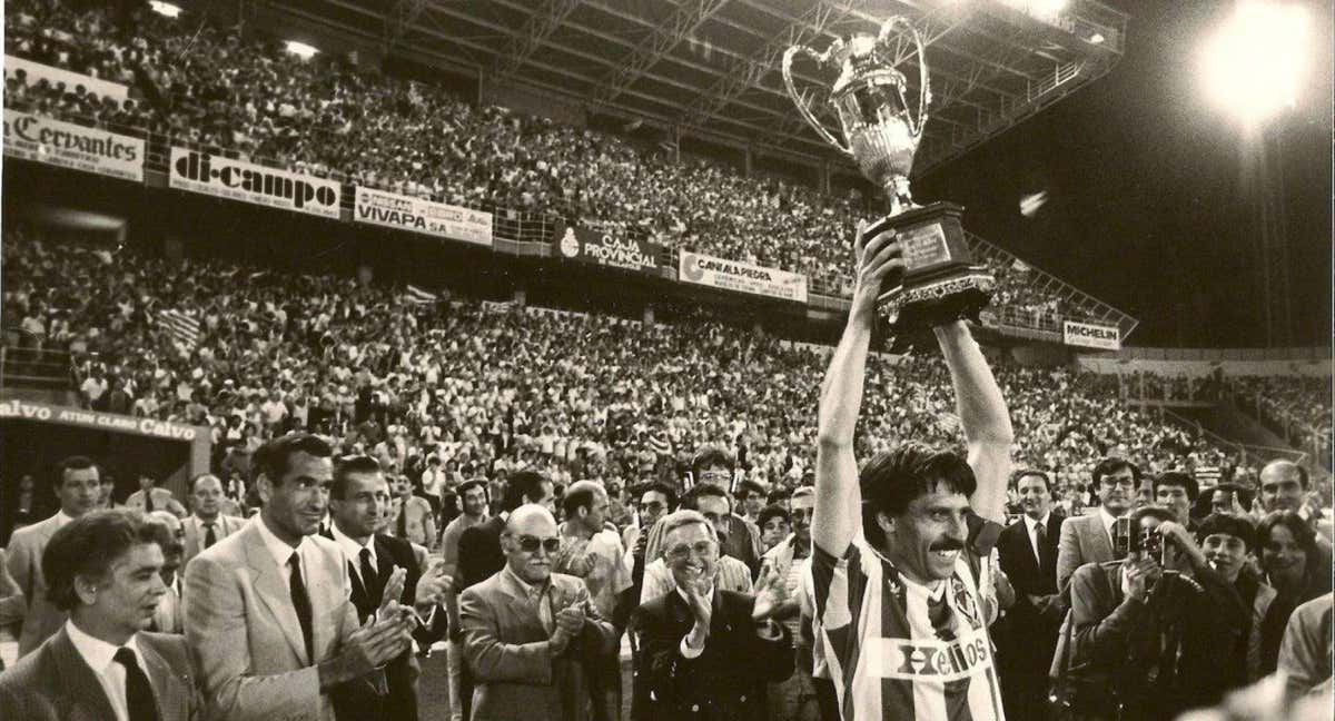 Pepe Moré levanta la Copa de la Liga.