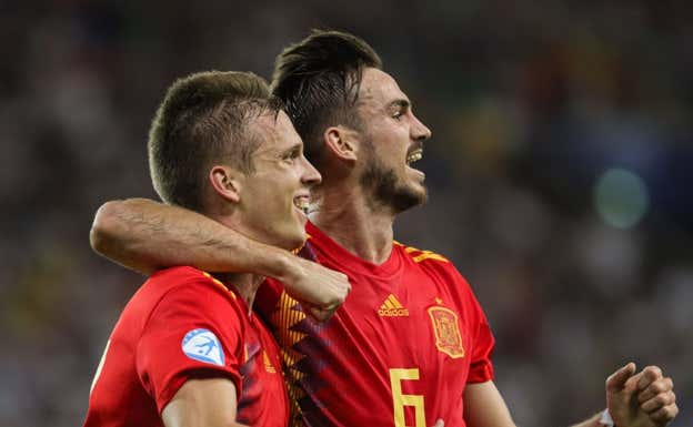 Fabián y Olmo, celebrando uno de los dos goles de España a Alemania en Udine el 30 de junio de 2019.  GETTY