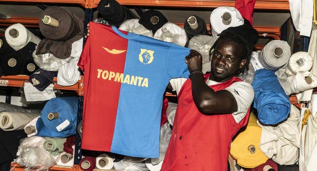 Barça o muerte: la camiseta con la que Top Manta pretende sensibilizar sobre lo que sucede en el Mediterráneo