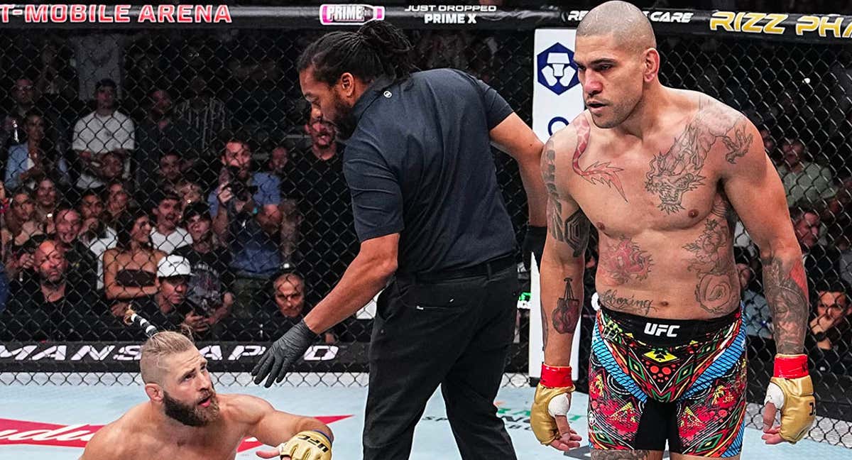 Alex Pereira, tras enviar al suelo a Jiri Prochazka en el primer asalto.