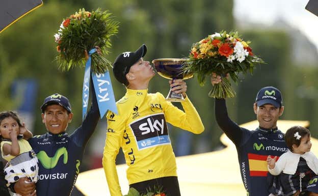 Alejandro Valverde, a la derecha, en el podio del Tour 2015 junto a Chris Froome (centro) y Nairo Quintana (izquierda).