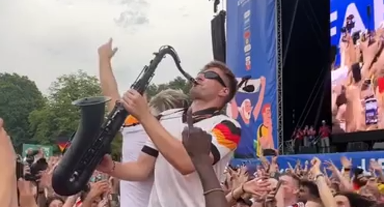 El saxofonista más famoso de la Euro pasa de no tener trabajo a tocar delante de 30.000 personas