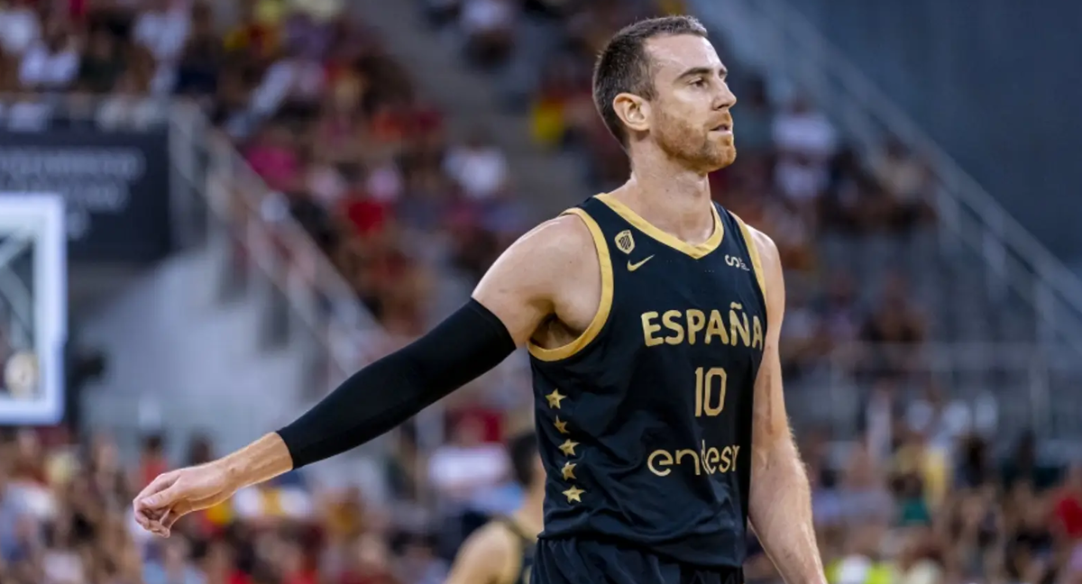 Víctor Claver, durante un partido de España.