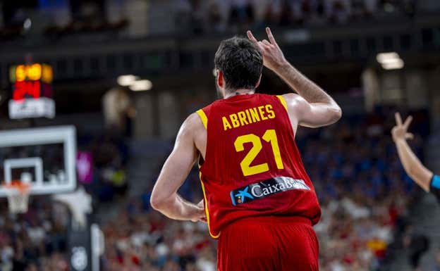 Álex Abrines celebra una canasta ante Italia. FEB