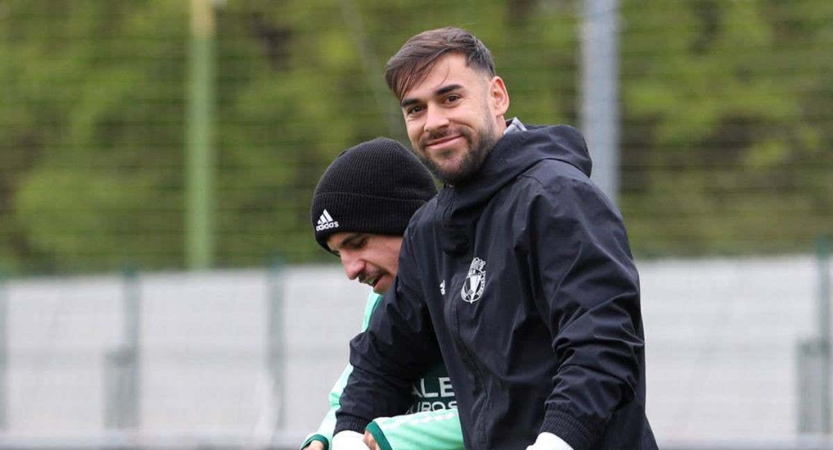 José Antonio Caro sonríe durante un entrenamiento del Burgos./ABC