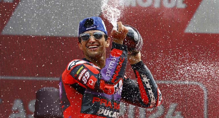 Jorge Martín celebra su segundo puesto en Assen.