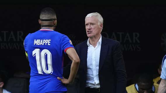 Mbappé, junto a Deschamps, en uno de los encuentros de esta Eurocopa. /GETTY