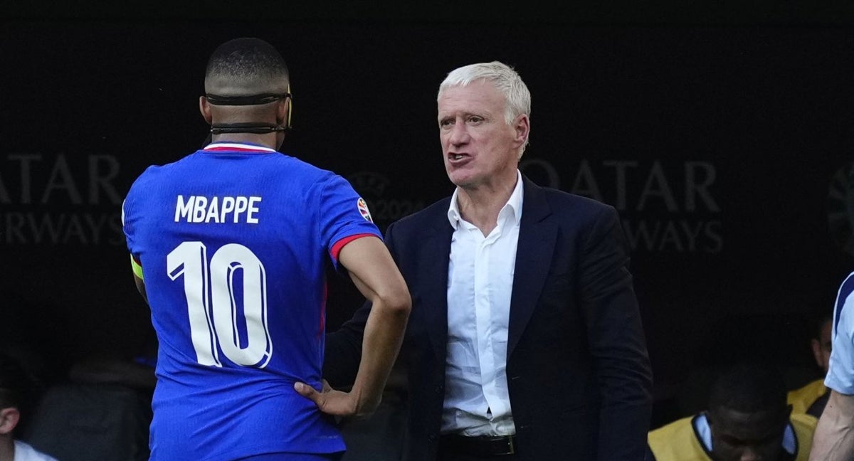 Mbappé, junto a Deschamps, en uno de los encuentros de esta Eurocopa.