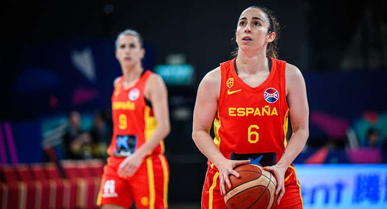 Silvia Domínguez se prepara para lanzar un tiro libre en el EuroBasket 2023.