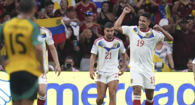 Venezuela hace historia con pleno de victorias y está en cuartos… con bajas