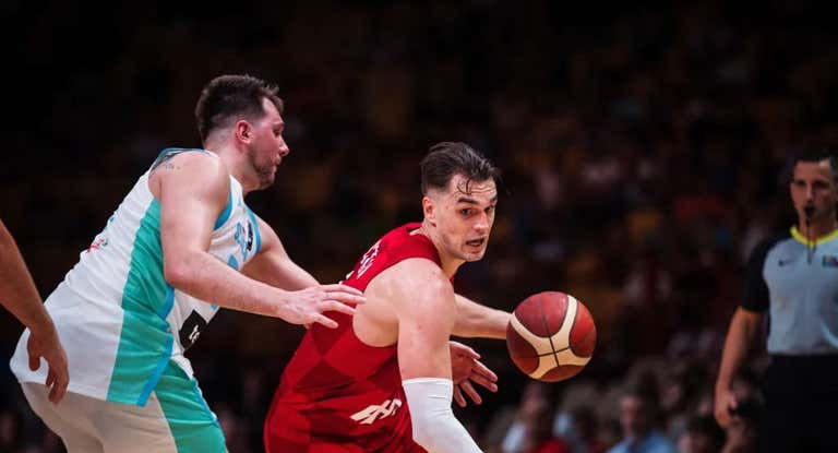Luka Doncic presiona a Mario Hezonja en una jugada.