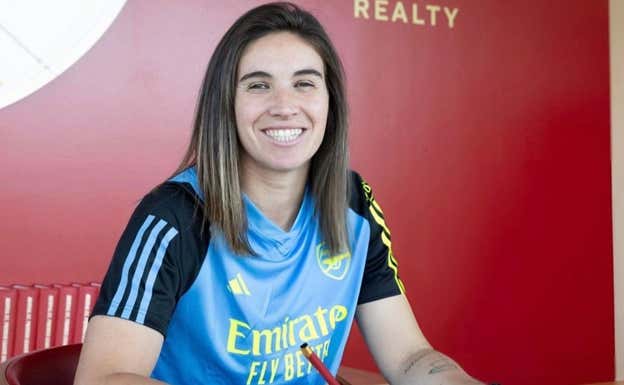 Mariona durante la firma.  ARSENAL WFC
