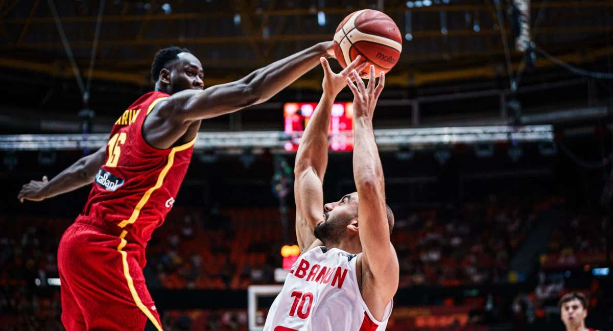 Garuba tapona a Al Mansour durante el partido ante Líbano./FIBA