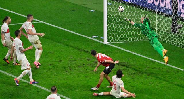 La mejor parada de la Eurocopa la firma un veterano de 35 años: «Es la réplica de Gordon Banks»