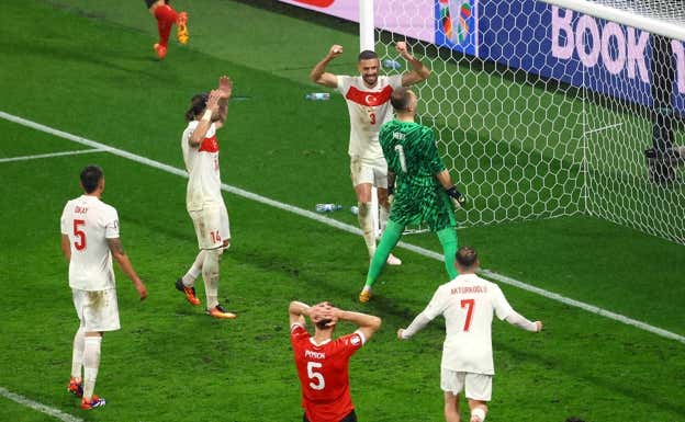 Günok celebra su parada ante Austria. REUTERS