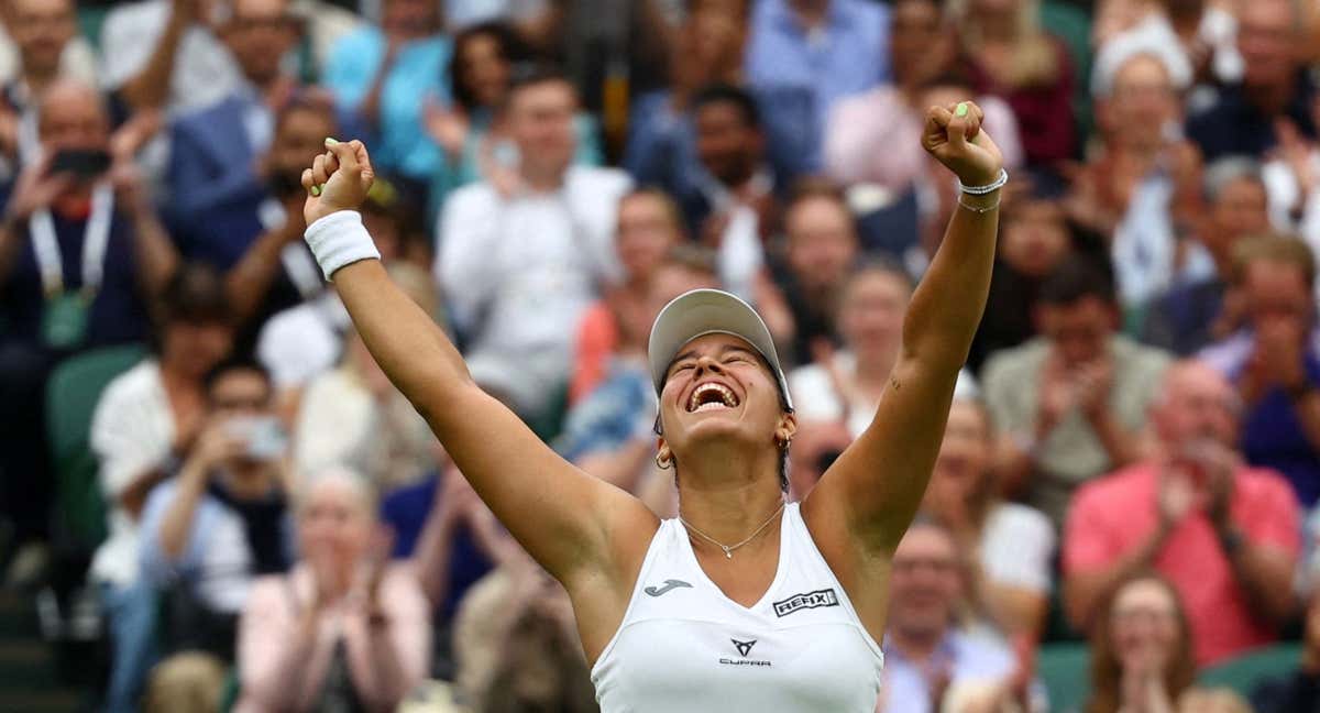 Jessica Bouzas celebra su victoria en la central de Wimbledon.