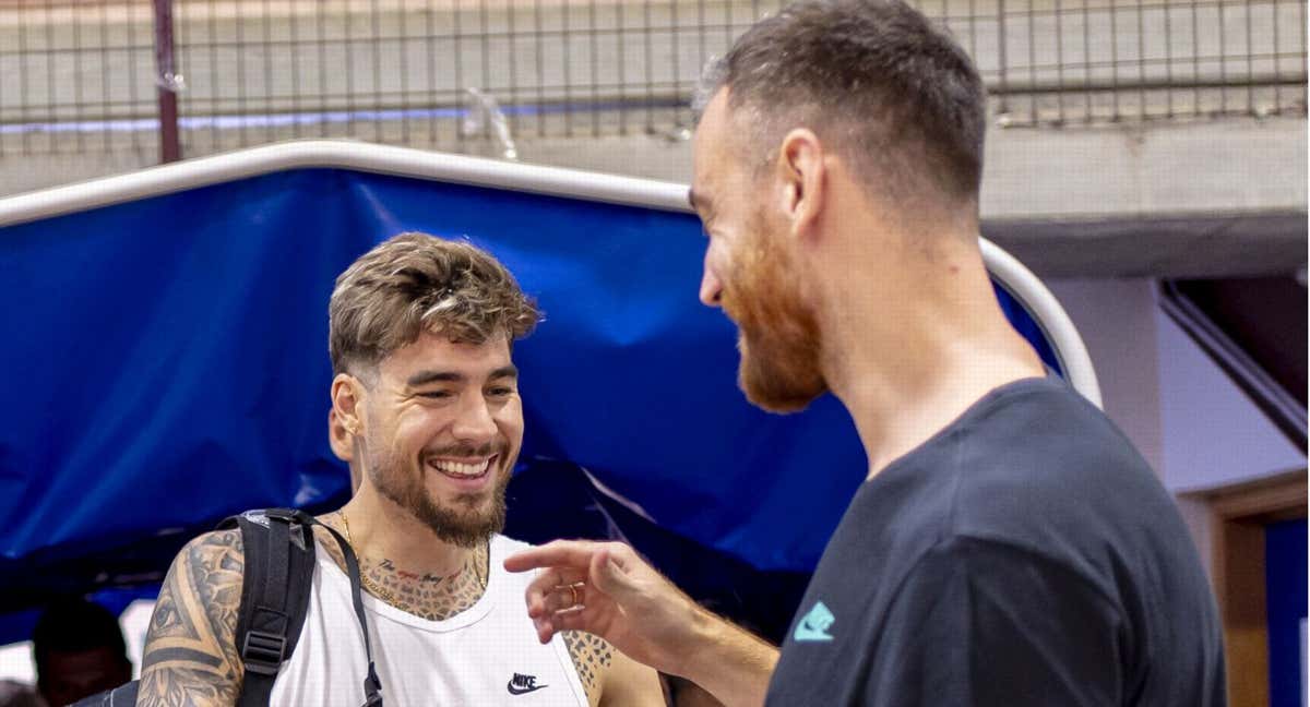 Juancho Hernangómez se saluda con Víctor Claver este lunes en el entrenamiento en Valencia. /FIBA