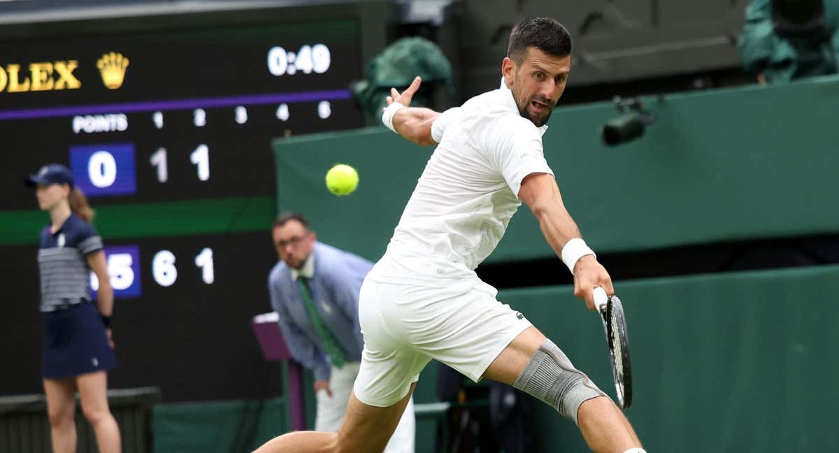 Djokovic en primera ronda, con su rodillera gris. /EFE