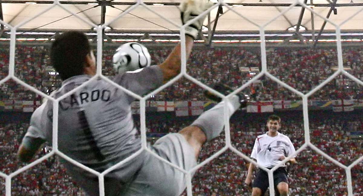 Ricardo desvía el lanzamiento de Gerrard en el Mundial de 2006.