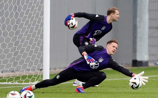 Marc-Andre Ter Stegen y Manuel Neuer se ejercitan con la selección de Alemania. EFE