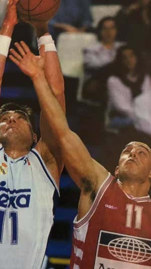Zubizarreta pugna por un rebote junto a Arvidas Sabonis.   ACB