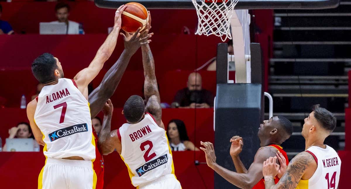 Santi Aldama y Lorenzo Brown en una acción de partido ante Angola. /FIBA