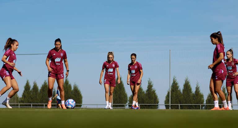 Varias jugadoras de la Selección entrenan el día del anuncio oficial de la lista de Montse Tomé para los Juegos Olímpicos. Entre ellas, algunos de los descartes como Maite Oroz, futbolistas que irán como reservas como Alba Redondo o María Méndez y convocadas como Olga Carmona y Aitana Bonmatí.