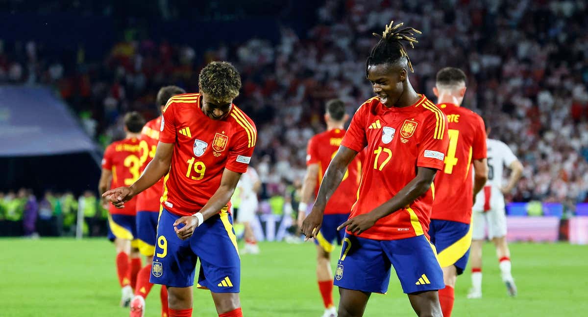 Lamine Yamal y Nico Williams celebran un gol con España./REUTERS