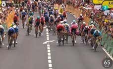 Un increíble salto salvador en el sprint evita una caída masiva a 65km/h en la llegada del Tour