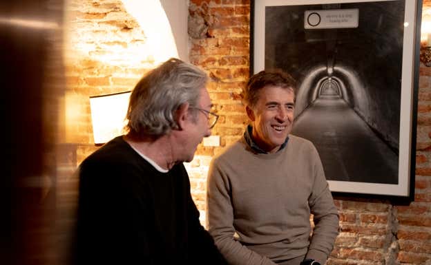 Perico Delgado con Enric González.  SALVADOR FENOLL